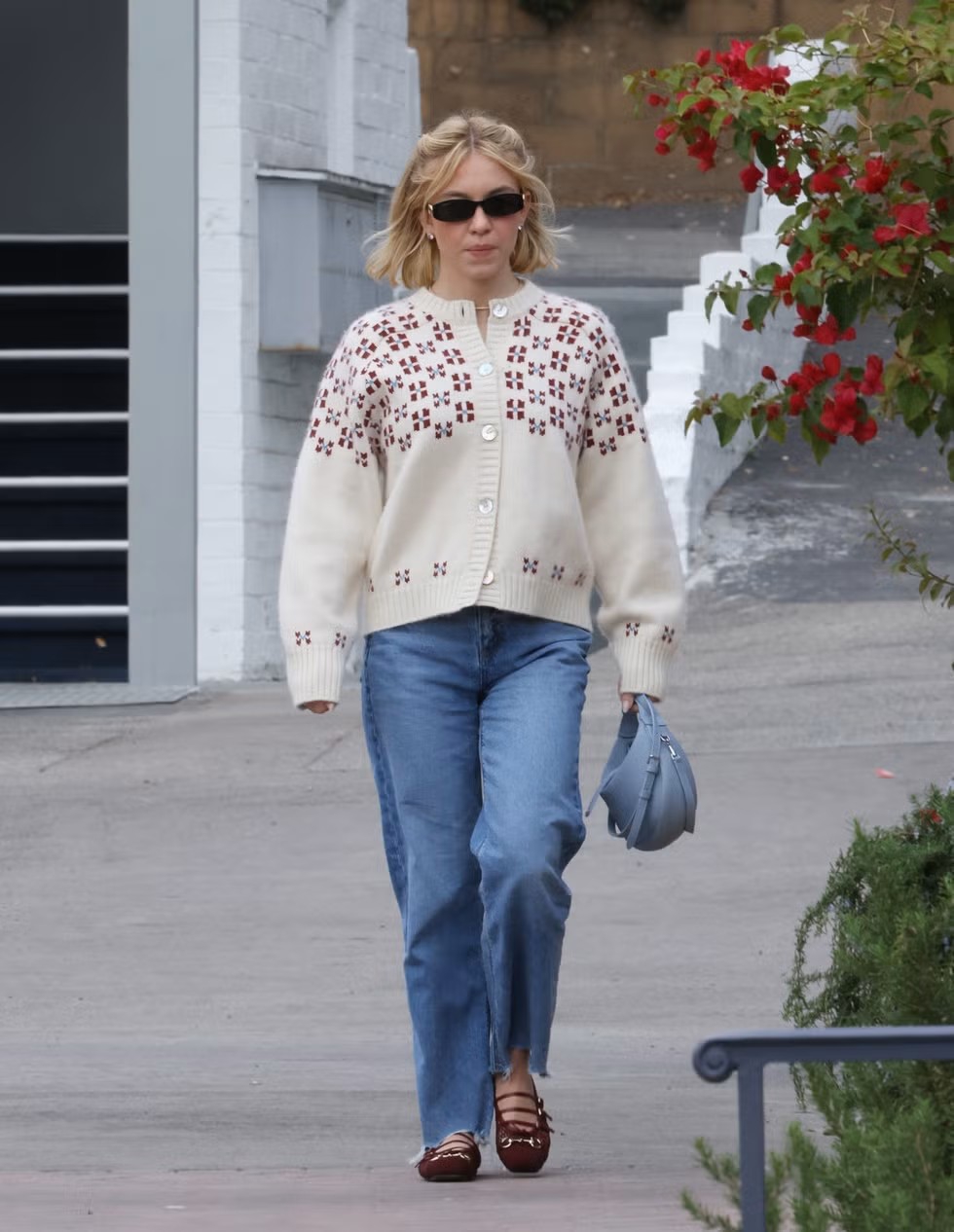 Sydney Sweeney Memberi Sentuhan Retro pada Gaya Bob Barunya dan Sweater Favorit Khas Musim Gugur