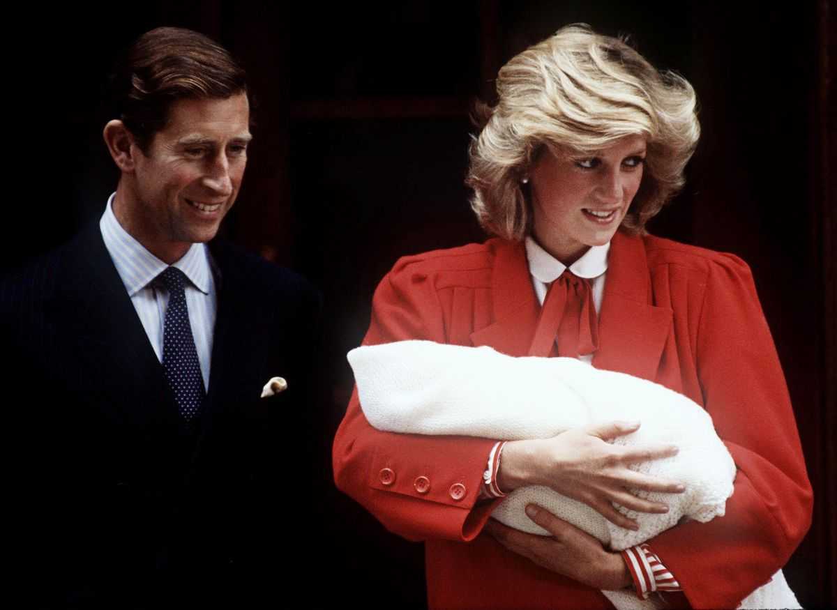 Pangeran Charles dan Putri Diana meninggalkan Lindo Wing dengan Pangeran Harry