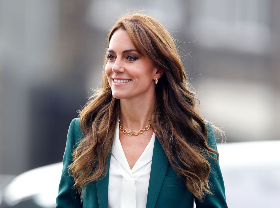 Kate Middleton Padukan Jas Burberry dengan Kalung Berantai Emas