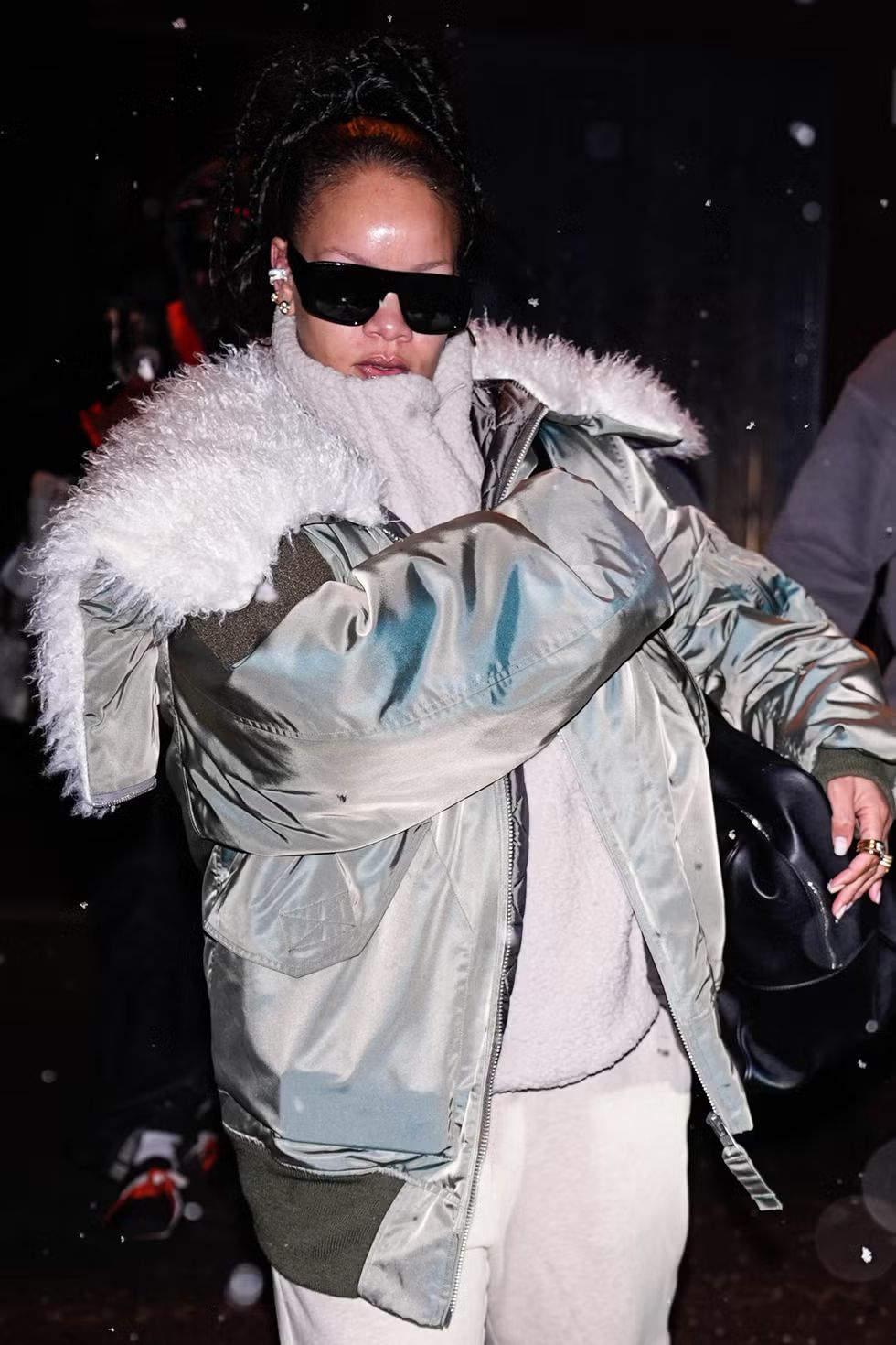 Rihanna Tampil Modis di Tengah Musim Dingin