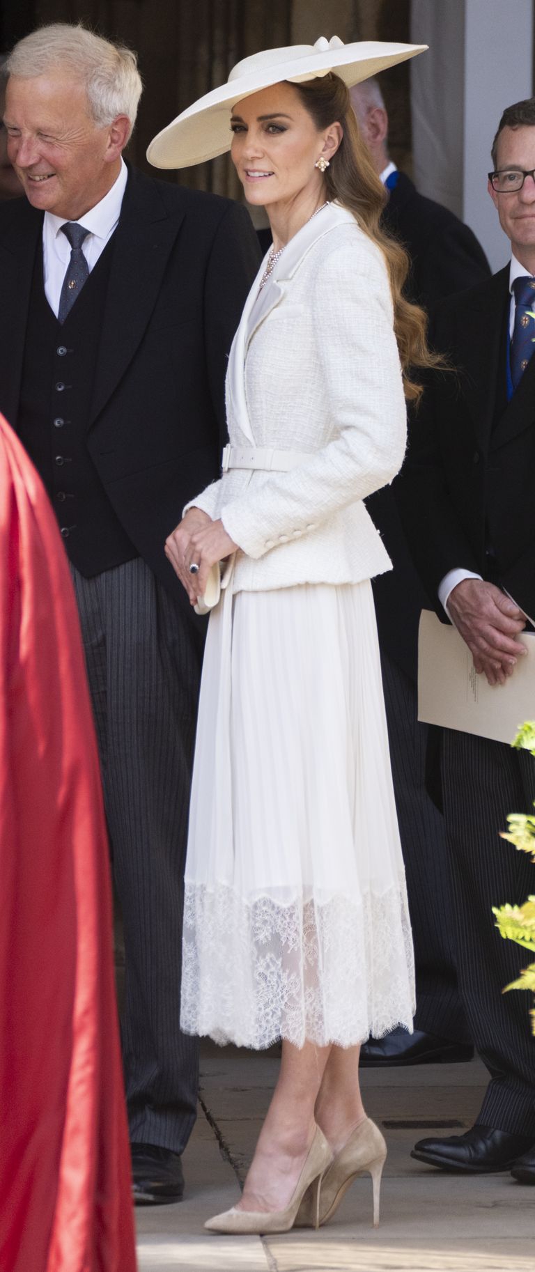 Kate telah mengenakan tampilan ini dalam berbagai kesempatan, termasuk konser peringatan VE Day pada bulan Mei lalu.
