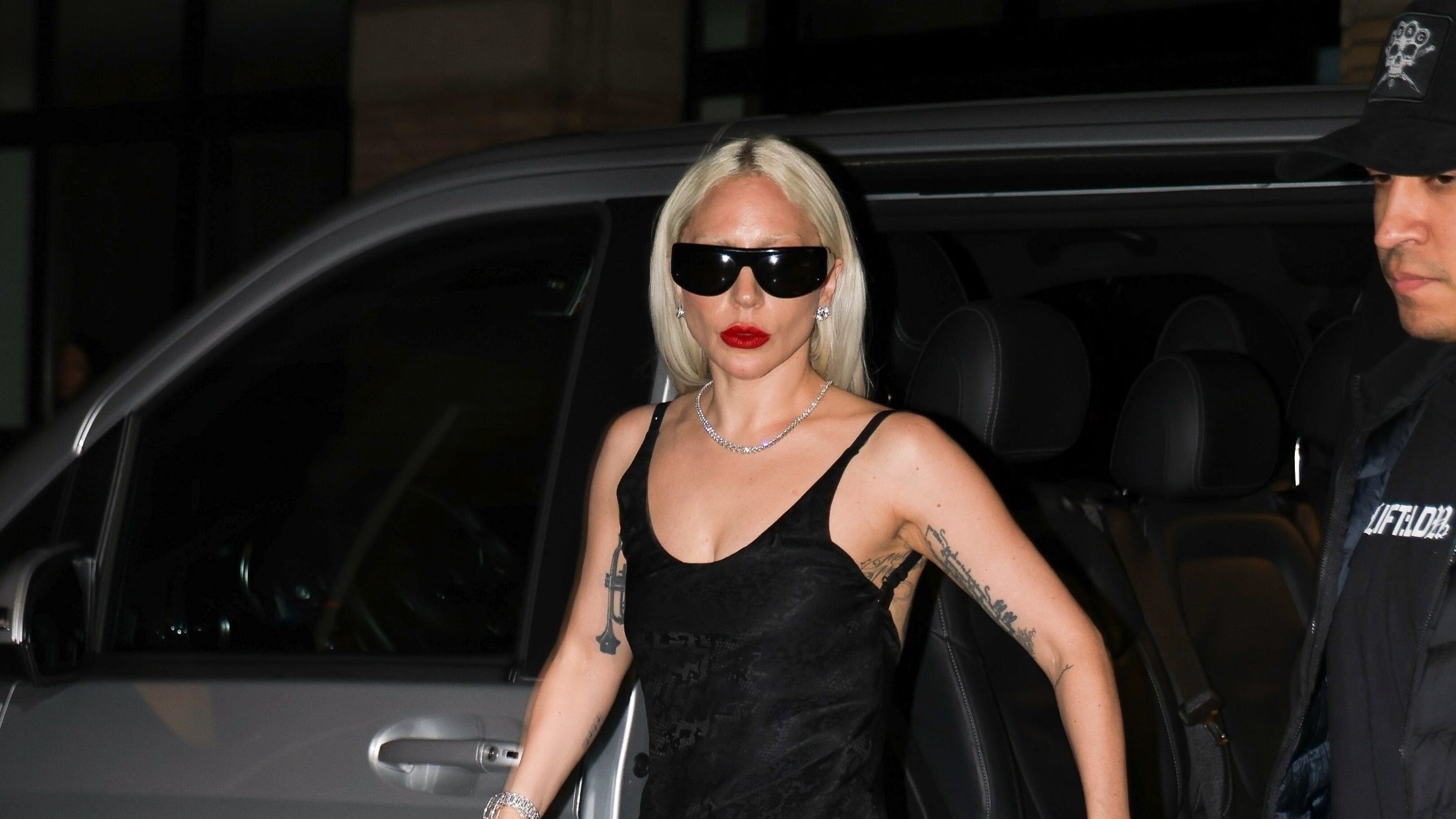 Lady Gaga Tampil dengan Gaya Parisian untuk Kencan Malam Bersama Tunangannya, Michael Polansky