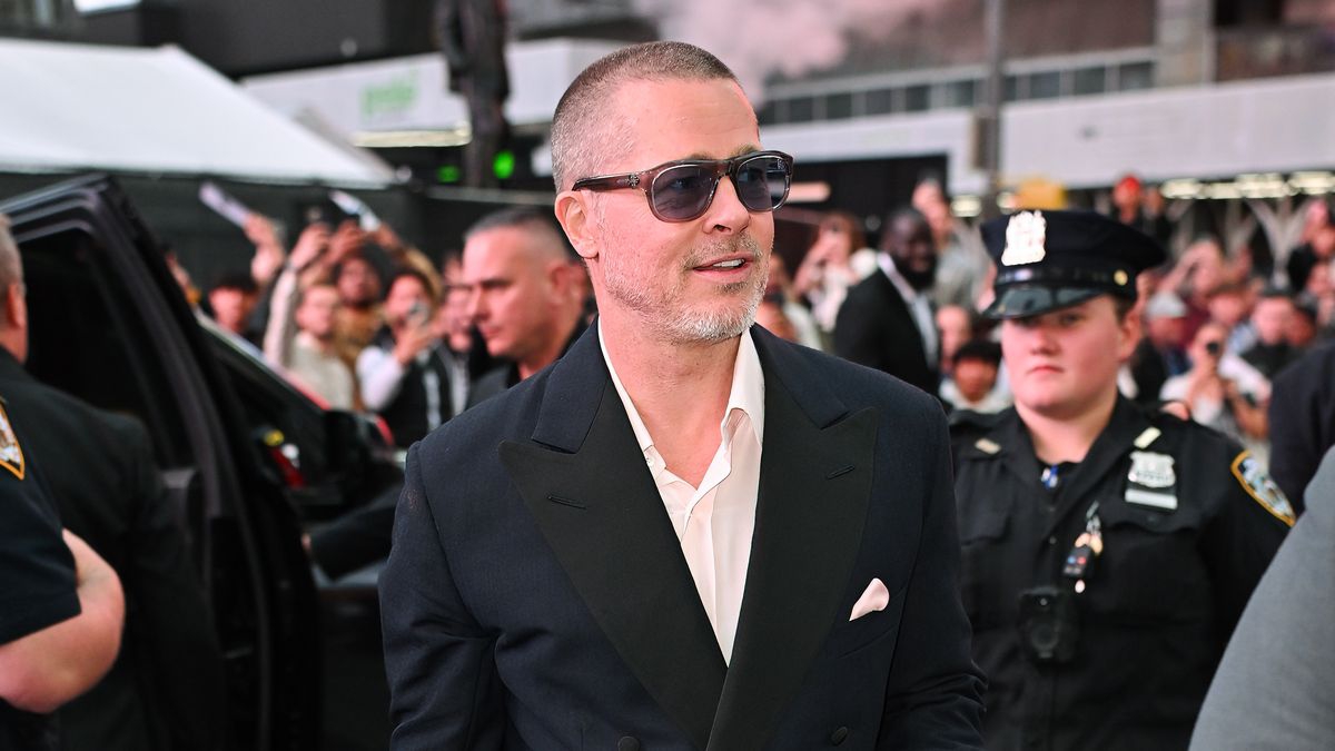 Brad Pitt Tampil Stylish dalam Setelan Berwarna Navy di Penayangan Perdana Film F1