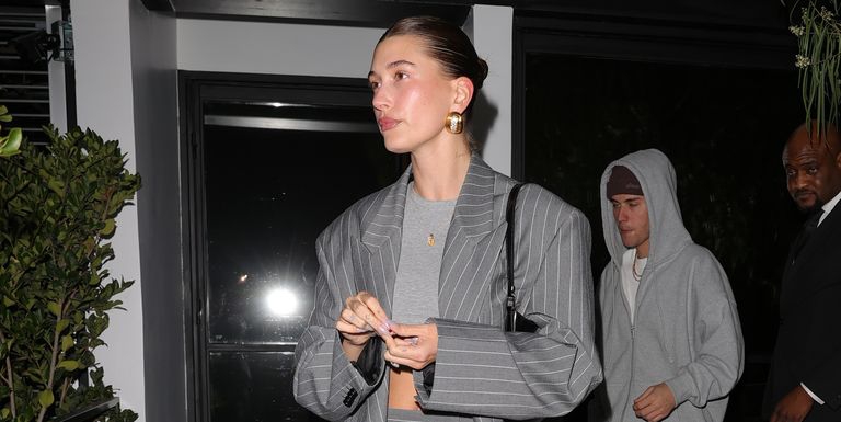 Hailey Bieber Memadukan Setelan Oversized dengan Kaus Cropped Saat Kencan dengan Justin