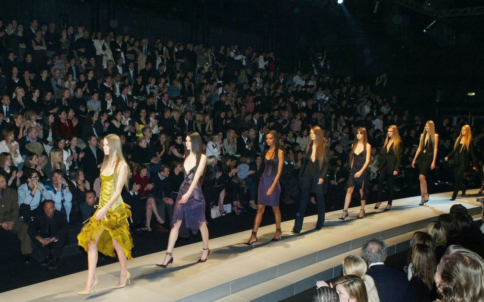 Gaun Christina seperti yang terlihat di runway pada tahun 2003.