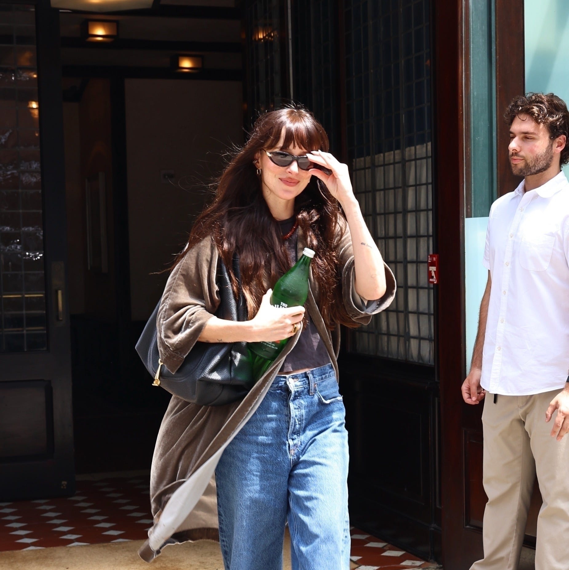 Tampilan Santai Dakota Johnson Memadukan Dad Sneakers dengan Tas Gucci Slouchy