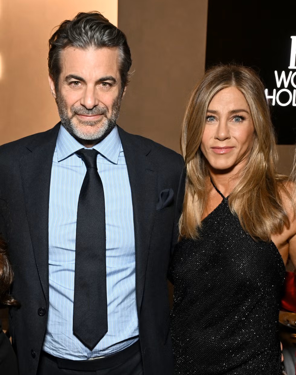 Jennifer Aniston Tampil Memukau untuk Debut Red Carpet Bersama Kekasihnya, Jim Curtis