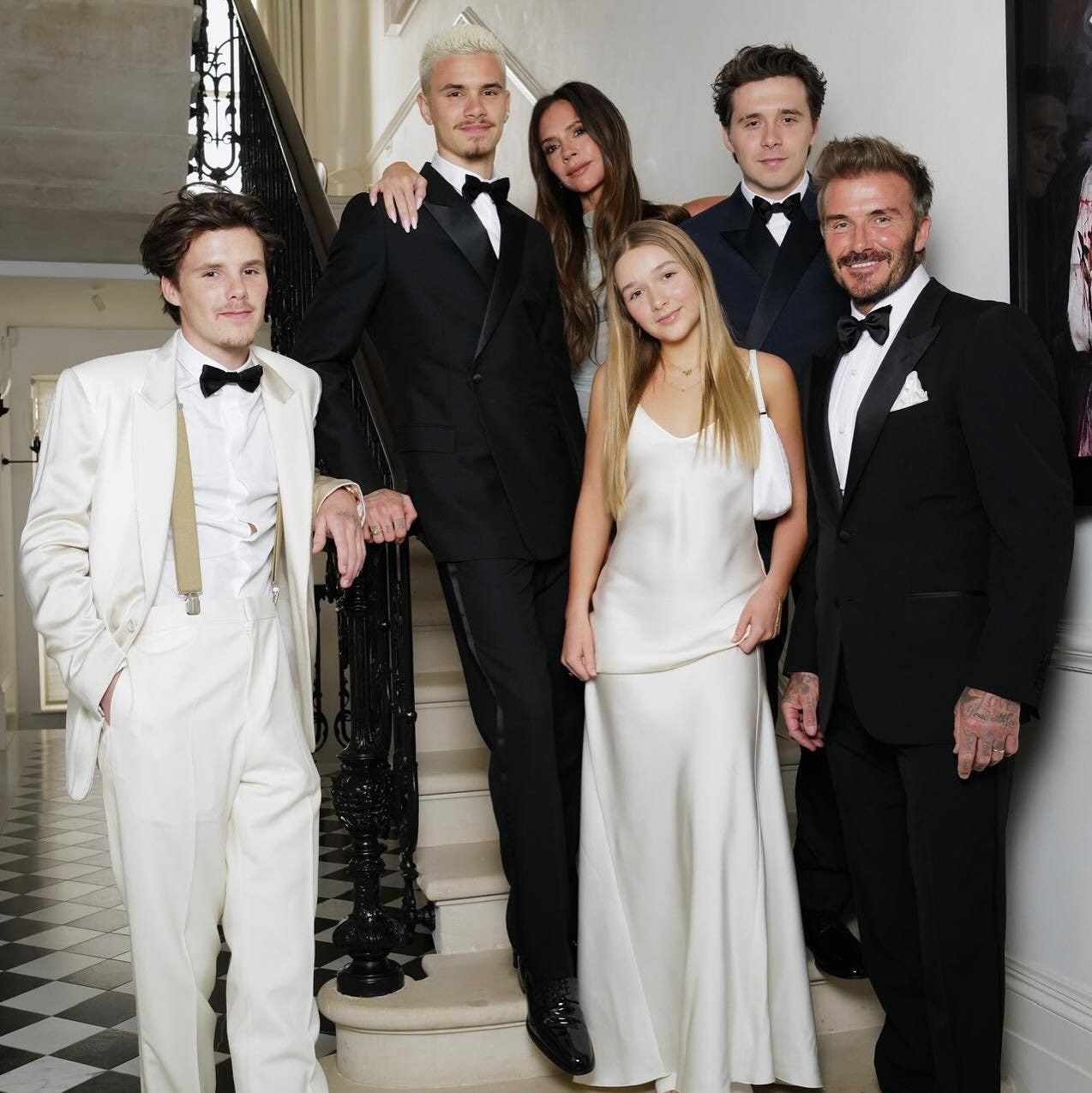 Victoria Beckham Rayakan Hari Ayah dengan Merilis Foto Keluarga Penuh Nostalgia