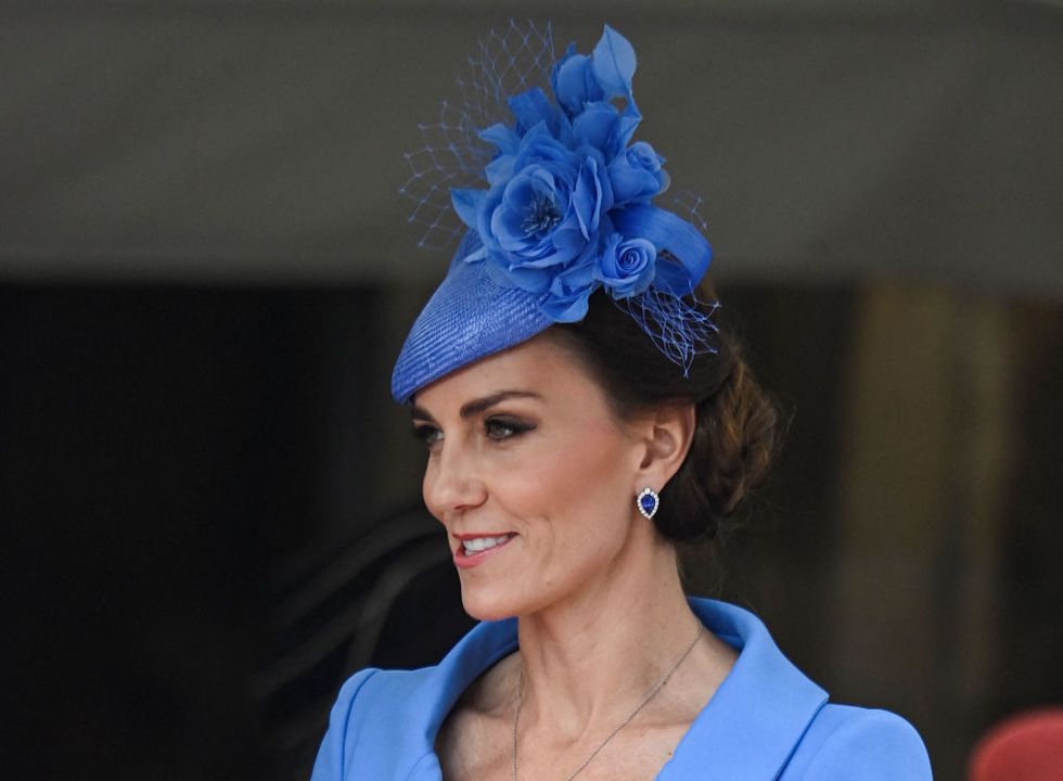 Kate Middleton Terlihat Menawan dalam Ansambel Berwarna Periwinkle di Order of the Garter Service