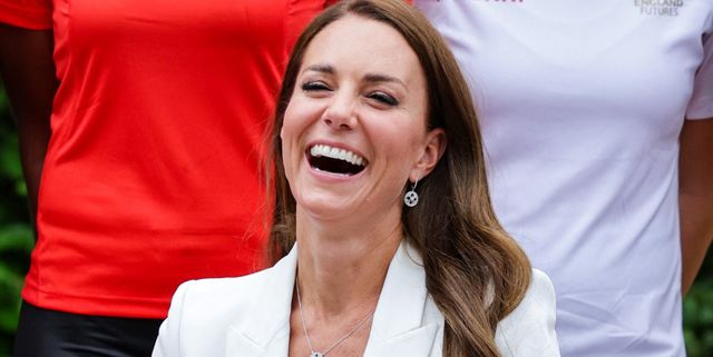 Kate Middleton Tampak Mengenakan Busana yang Sangat Cocok untuk Musim Panas Ini