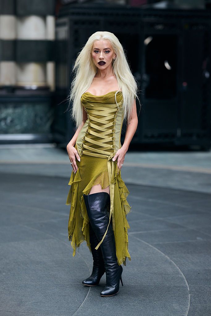 Penampilan Christina berasal dari koleksi Versace Fall 2003.