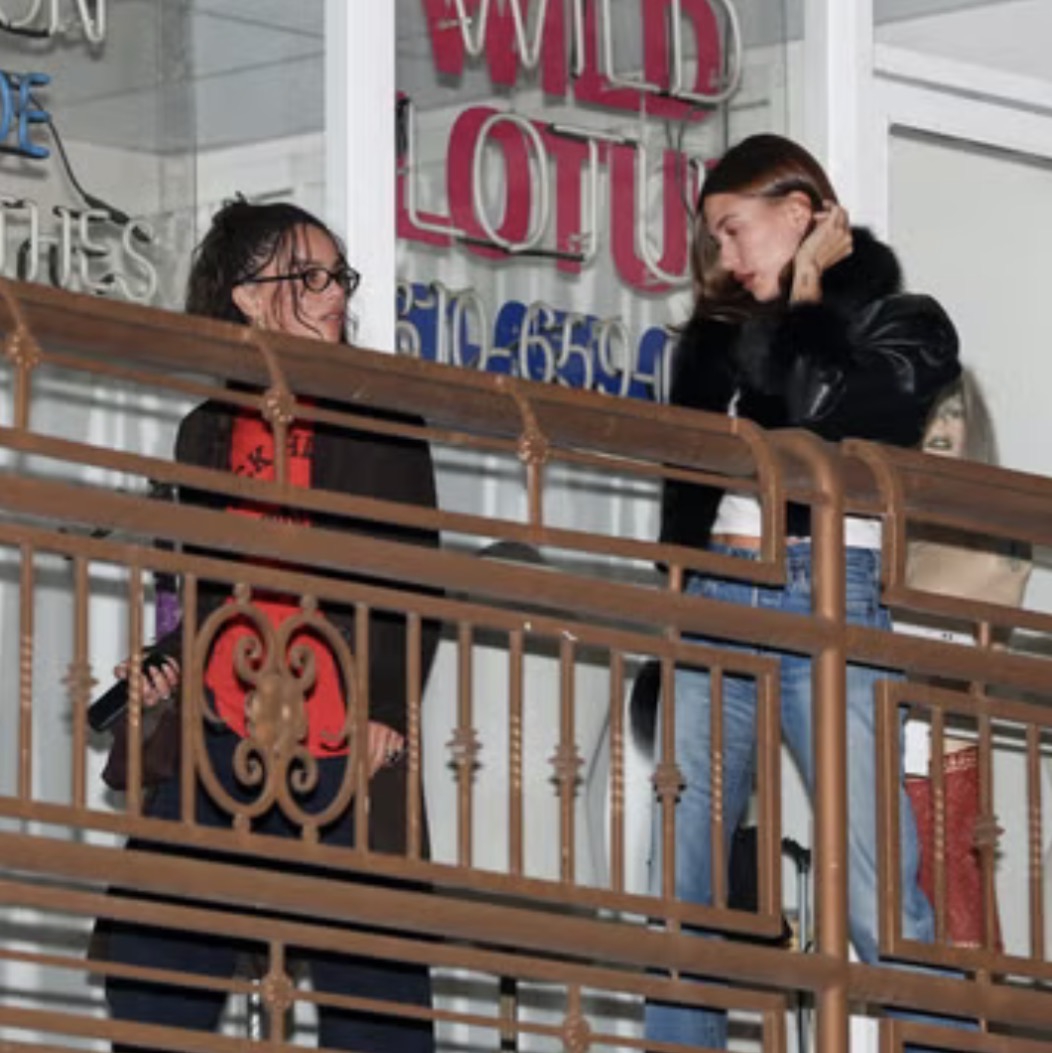 Hailey Bieber Mengenakan Sandal Thong dan Mantel Bulu Saat Girls Night Bersama Zo&euml; Kravitz