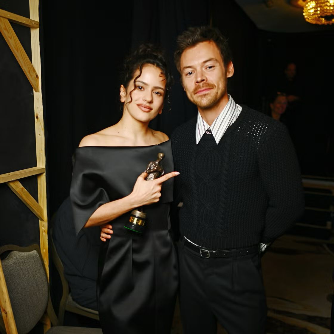 Harry Styles Mengambil Inspirasi Gaya dari Zo&euml; Kravitz di Ajang Penghargaan Ivor Novello 2026