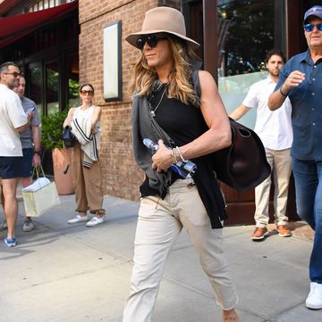 Jennifer Aniston Buktikan Sandal Flip-Flops Dapat Menjadi Aksesori Andalan Musim Panas Sepanjang Masa