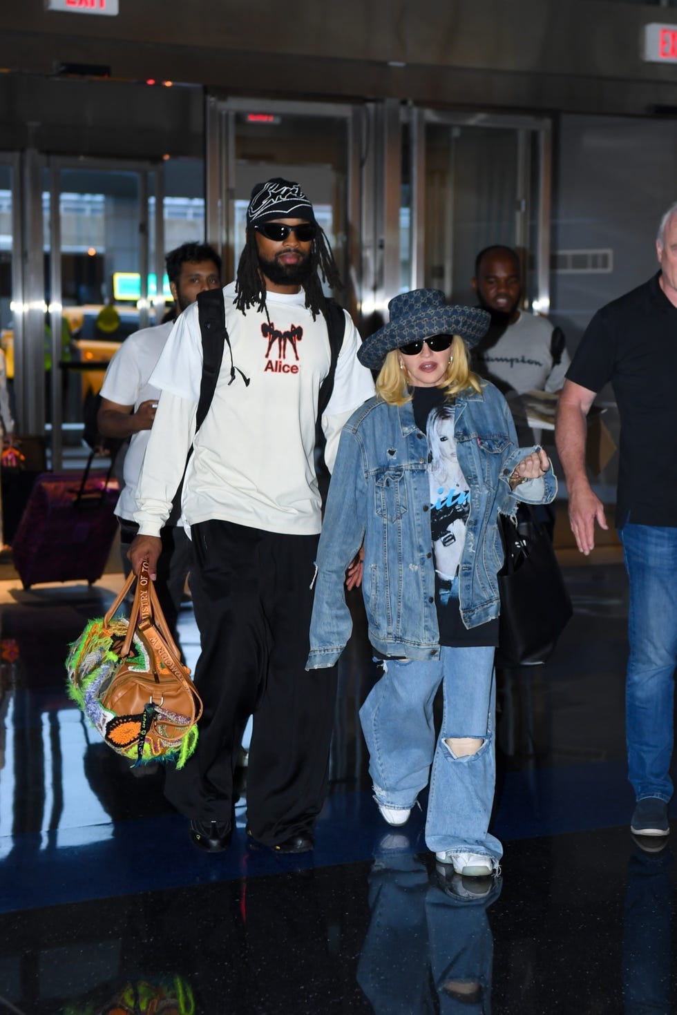 Madonna Menunjukkan Dukungannya pada Britney Lewat Tampilan Busana Terbarunya di Bandara