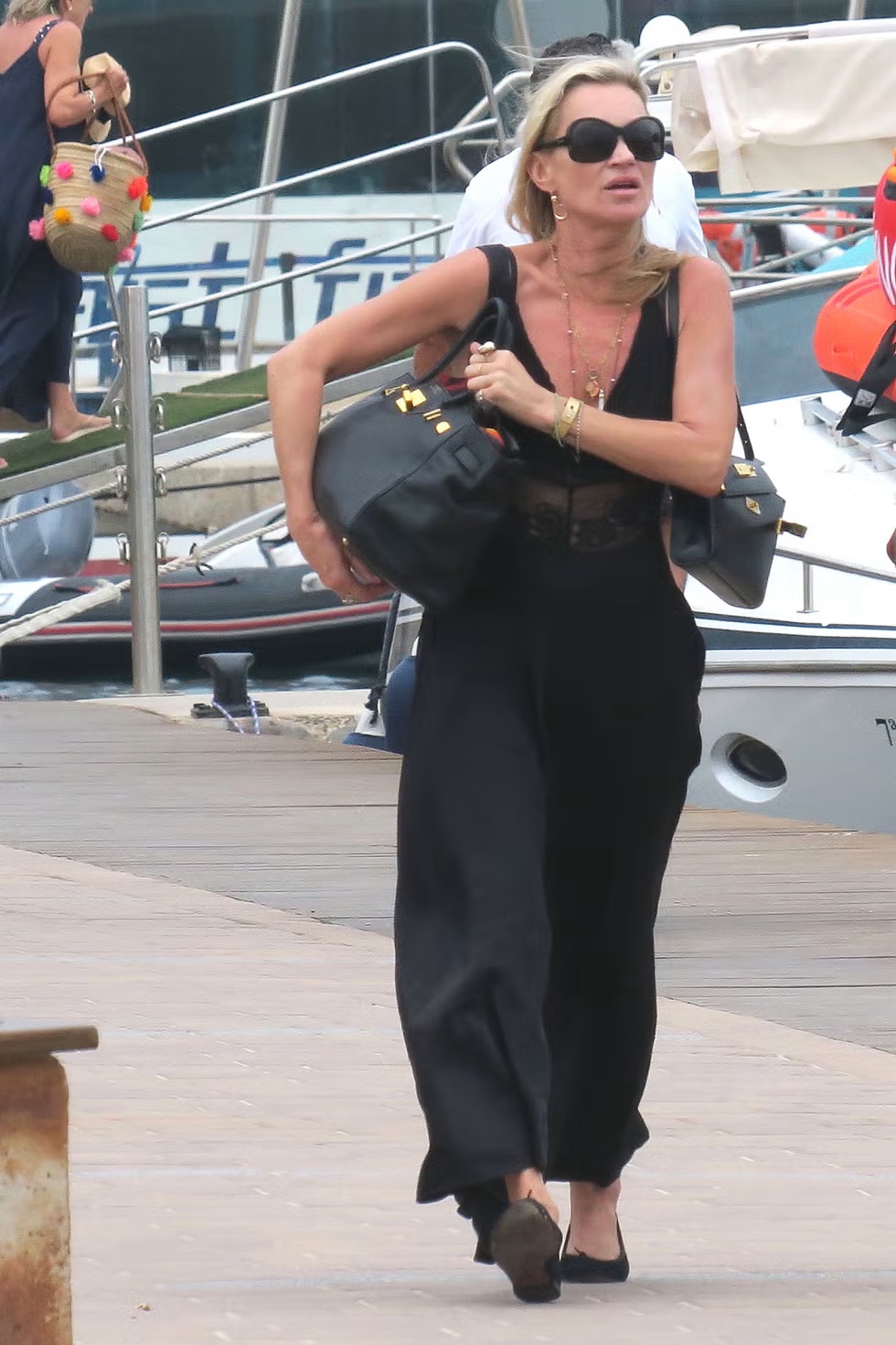 Kate Moss Buktikan Bahwa Mengisi Penuh Tas Birkin Tetap Dapat Terlihat Chic