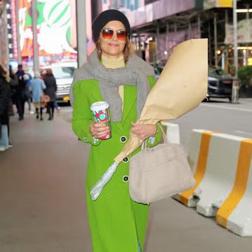 Katie Holmes Berbusana Seperti Elphaba dengan Mantel Hijau Neon