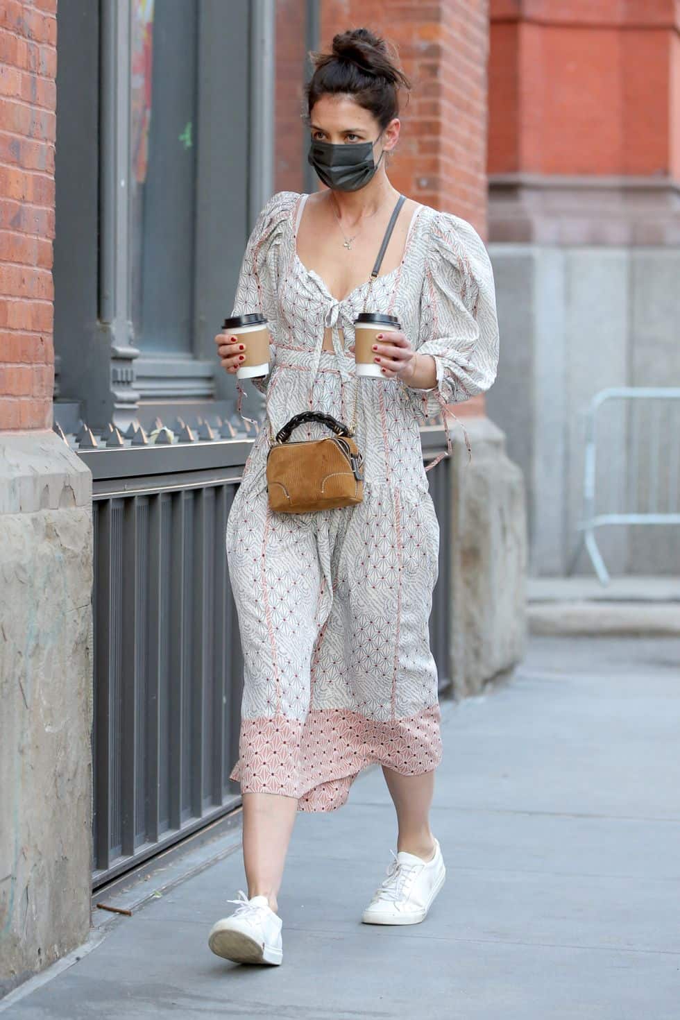 Katie Holmes Mengenakan Gaun Bernuansa Musim Semi dari Ulla Johnson