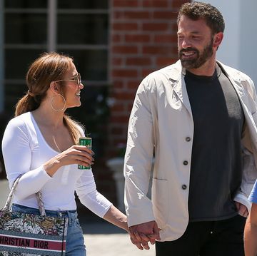 Jennifer Lopez dan Ben Affleck Terlihat Sangat Jatuh Cinta Saat Berbelanja Furnitur Bersama