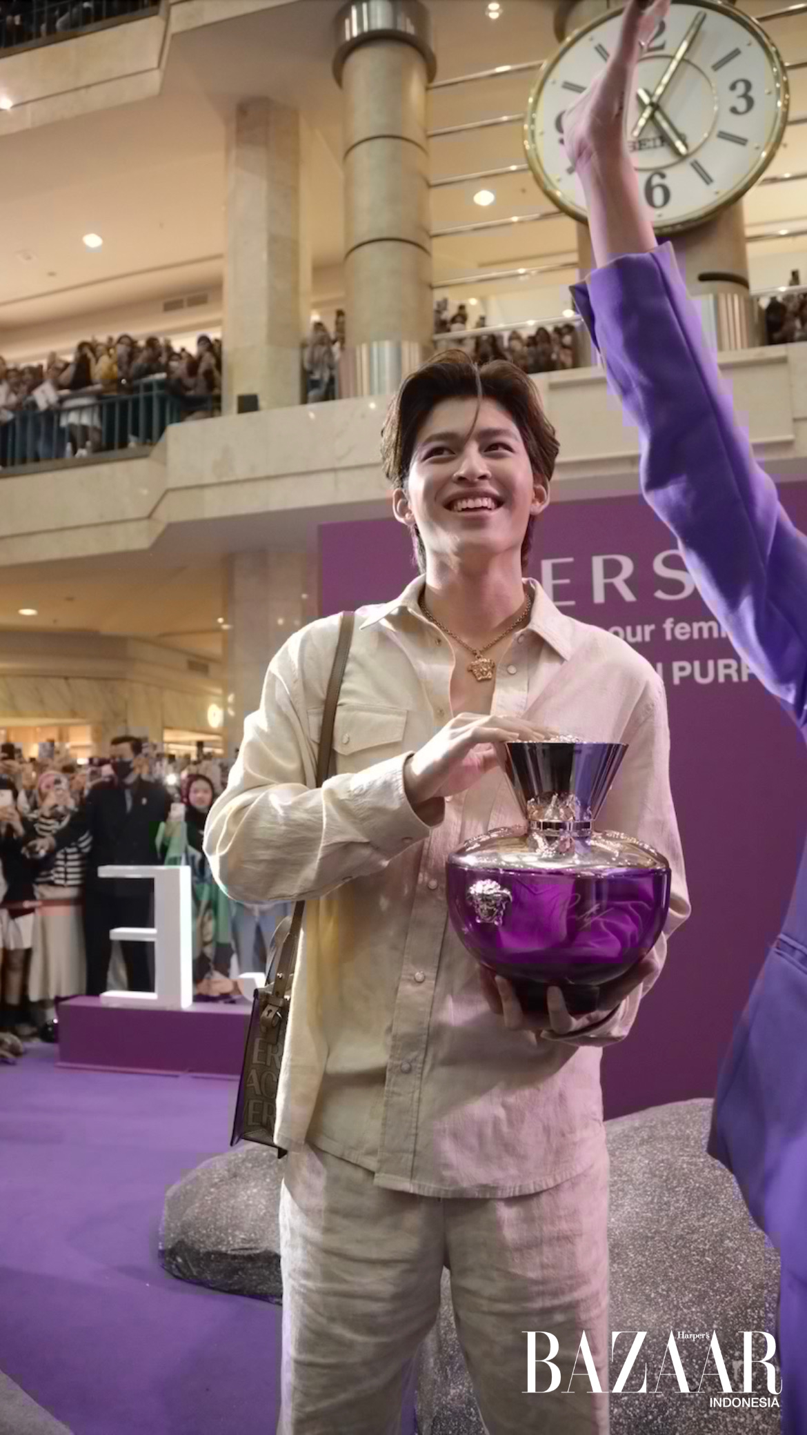 Keseruan Acara Versace Dylan Purple Bersama Pond Naravit