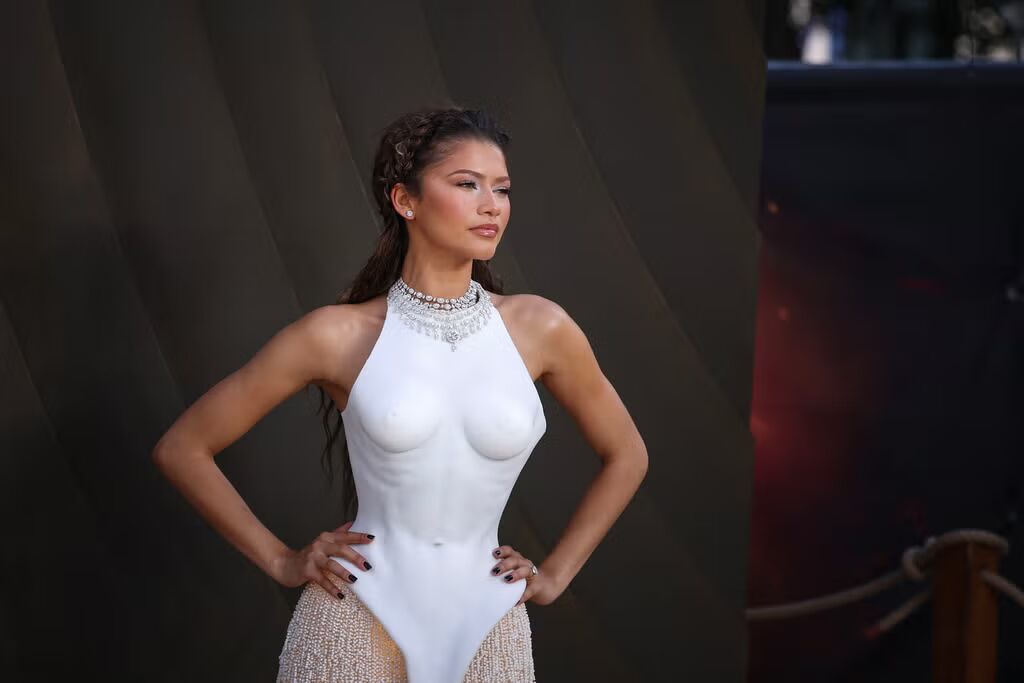 Zendaya Tampil Seperti Dewi dalam Gaun Schiaparelli Berhias Manik-Manik yang Sarat Sentuhan Skulptural