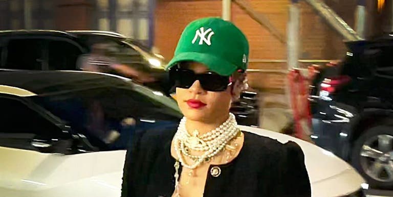 Rihanna Pakai Blazer Tweed dan Mutiara Saat Berbelanja Bahan Makanan