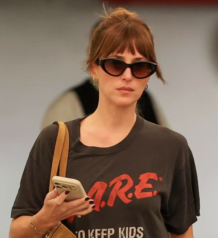 Kaus Ikonis Dakota Johnson Beri Sentuhan Jenaka pada Gaya Kasualnya di Los Angeles