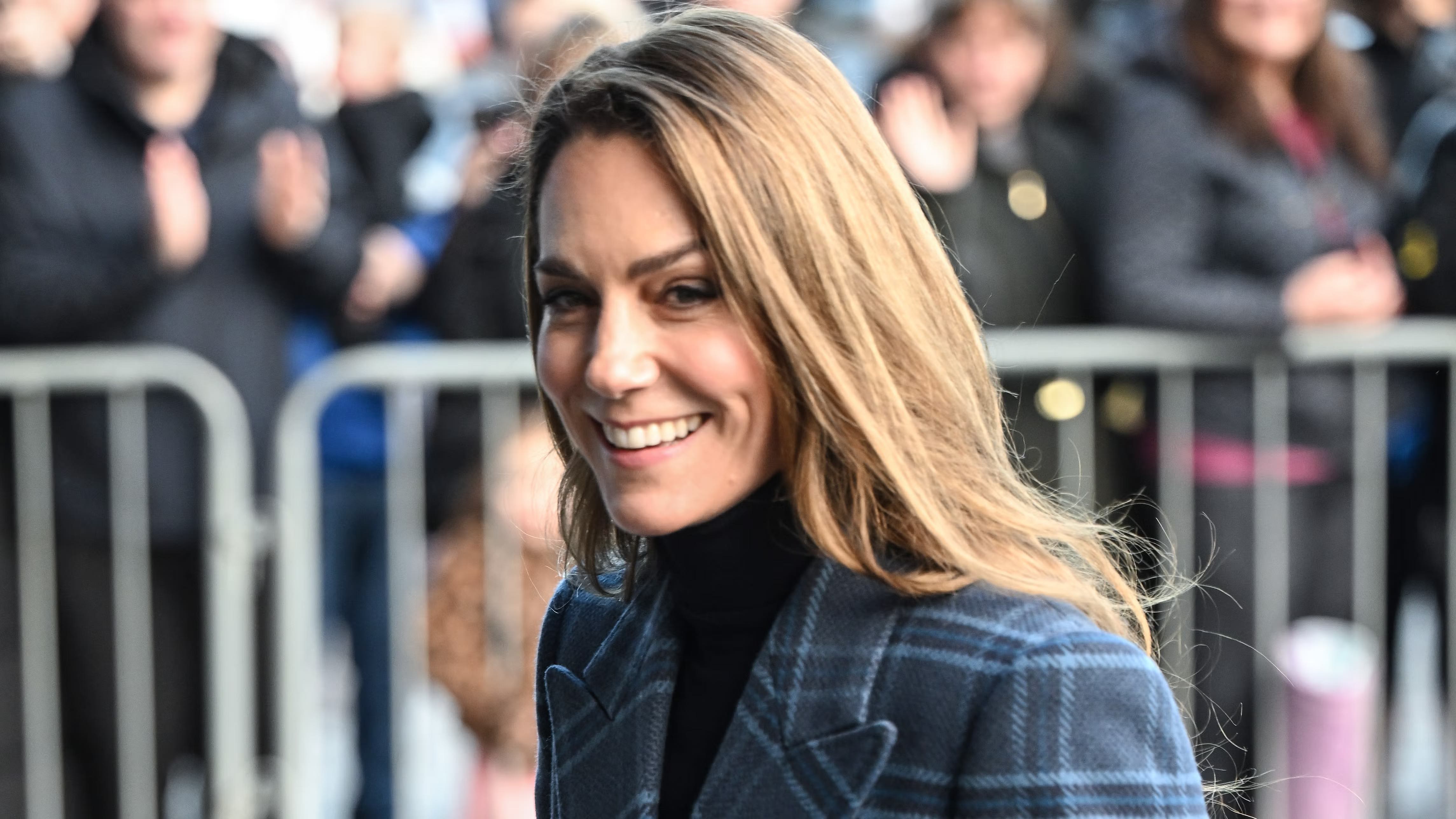 Putri Kate Sambut Cuaca Dingin dengan Mantel dan Anting Milik Putri Diana