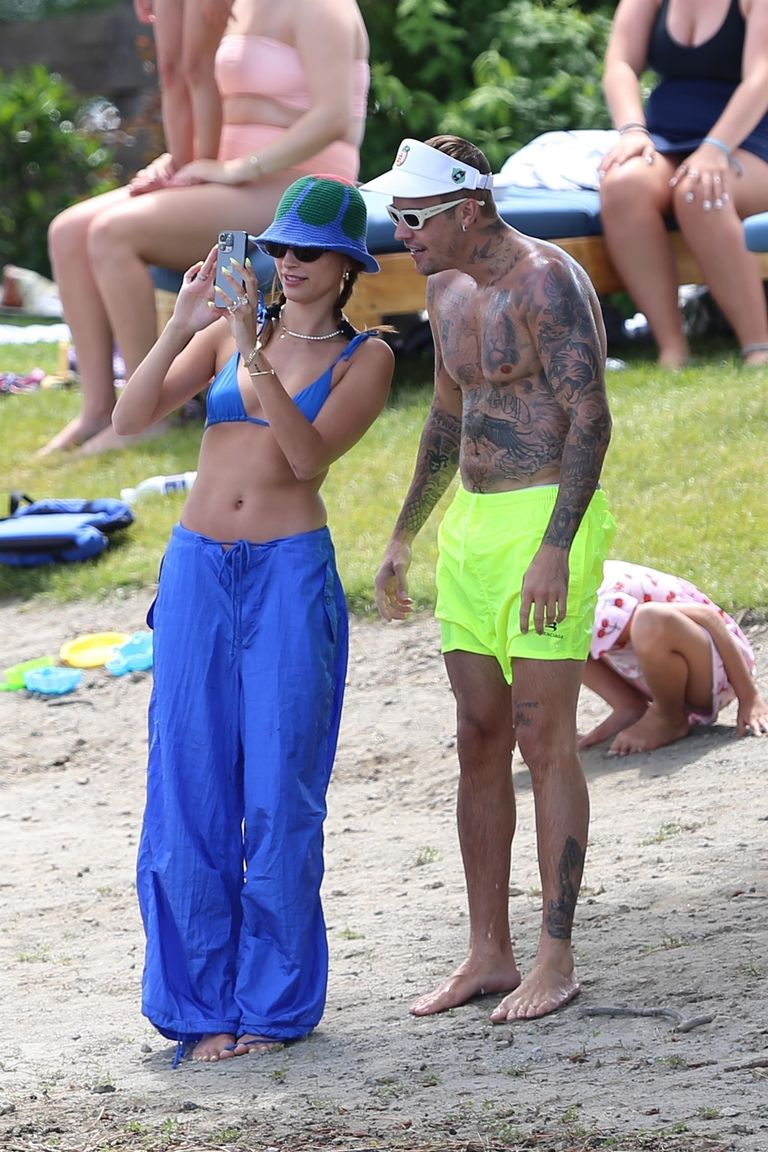 Hailey dan Justin Bieber Tampil Serasi dengan Warna Neon Selama Liburan ke Pantai