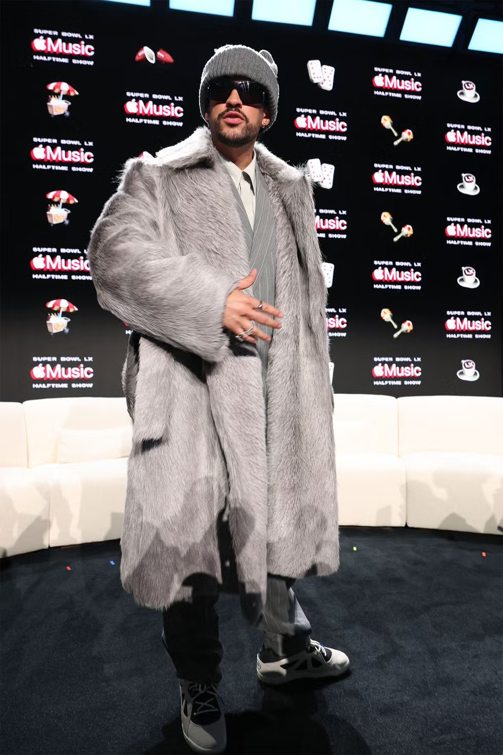 Bad Bunny di konferensi pers pra-pertandingan Apple Music.