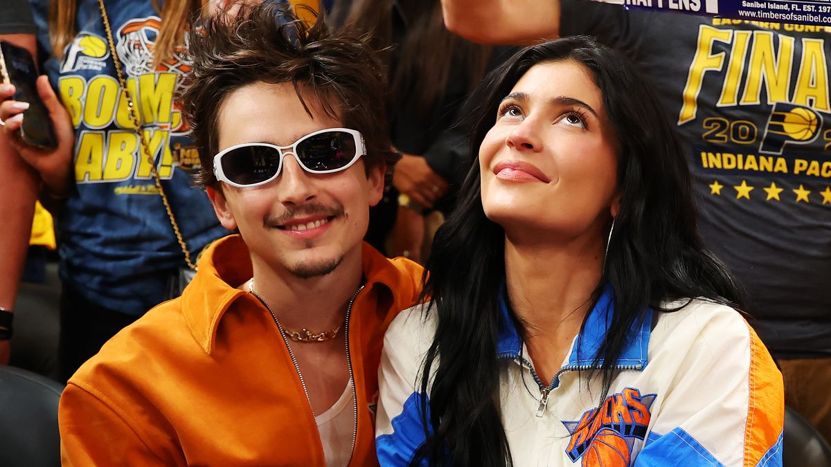 Kylie Jenner dan Timothée Chalamet Kompak dengan Gaya Serasi di Pinggir Lapangan Knicks