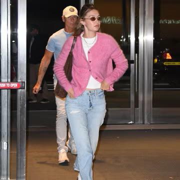 Gigi Hadid Terlihat Nyaman dengan Cardigan Kashmiri saat Berada di Bandara 