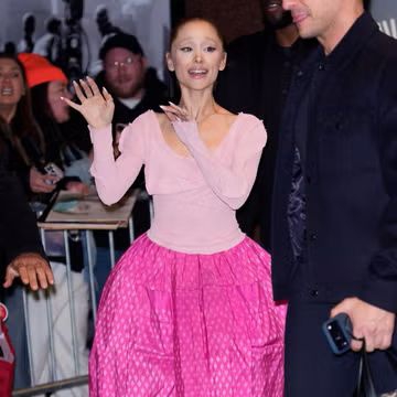 Ariana Grande Tampil Bergaya Glinda Lewat Gaun Bernuansa Balet yang Memiliki Warna Kontras