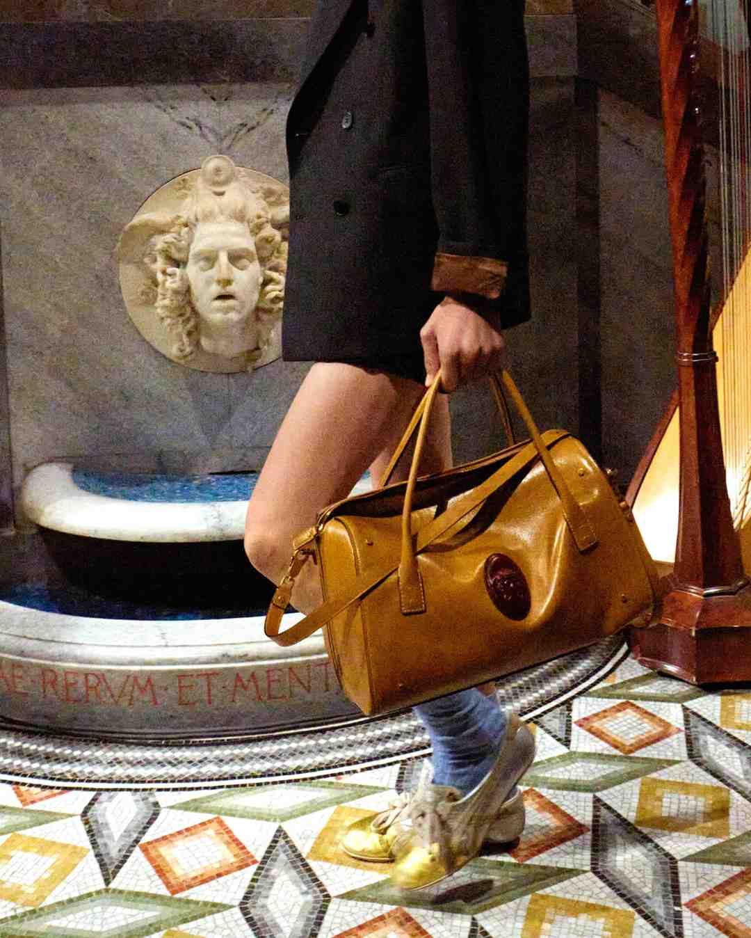 Onitsuka Tiger Resmi Gandeng Versace dalam Kolaborasi Ikonis