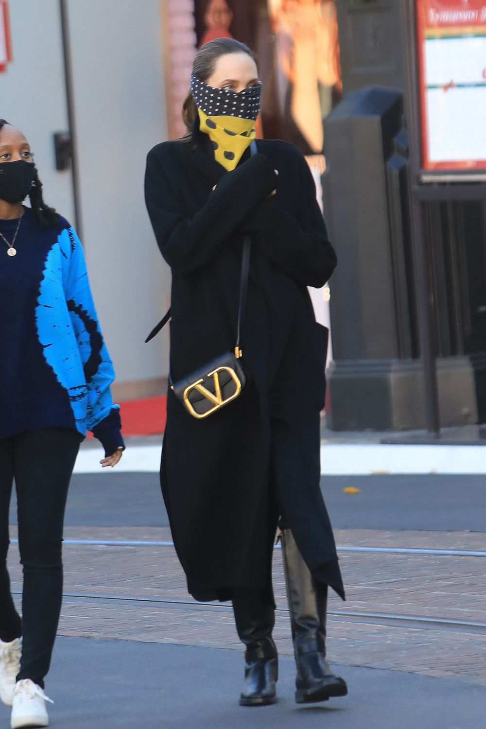 Angelina Jolie Mengganti Masker Wajahnya dengan Syal Sutra di Los Angeles