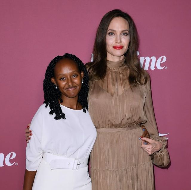 Angelina Jolie Tersenyum Saat Mengunjungi Zahara di Kampus