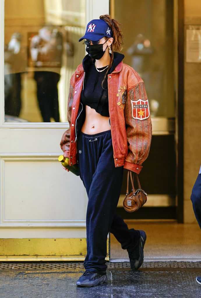 Bella Hadid Tampil Kasual dengan Crop Top dan Celana Velour