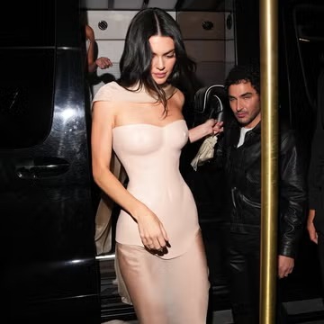 Kendall Jenner Tampil Perdana dengan Gaun yang Dibentuk Tubuhnya di Pesta Setelah Met Gala