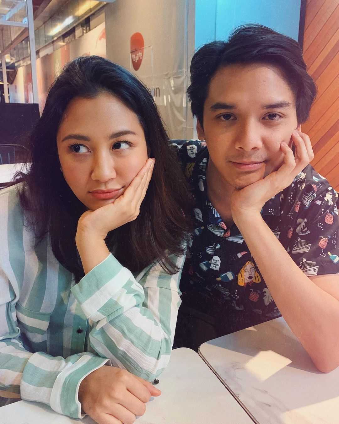 Tampilan Elegan Sherina Munaf dengan Setelan Suit Putih di Hari Pernikahannya