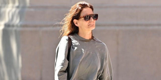 Katie Holmes Tampil Santai Namun Eksentrik yang Sukses Mendobrak Gaya Berpakaian Konvensional