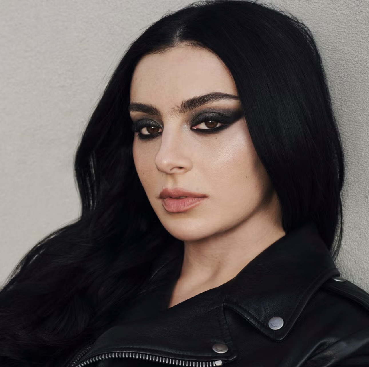 Charli XCX Mendapatkan Makeup Sempurnanya dengan Tidur Memakai Makeup