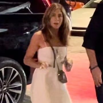 Jennifer Aniston Tampil Simpel dan Monokrom Saat Berada di New York Bersama Kekasih Barunya, Jim Curtis