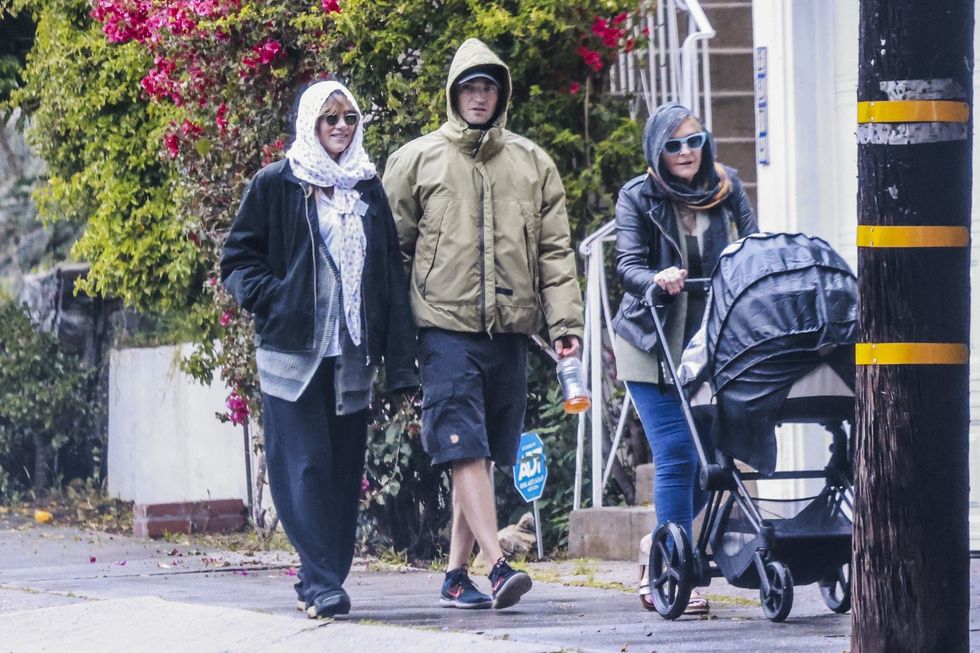 Suki Waterhouse dan Robert Pattinson Terlihat Kompak Berjalan-jalan dengan Bayi Mereka