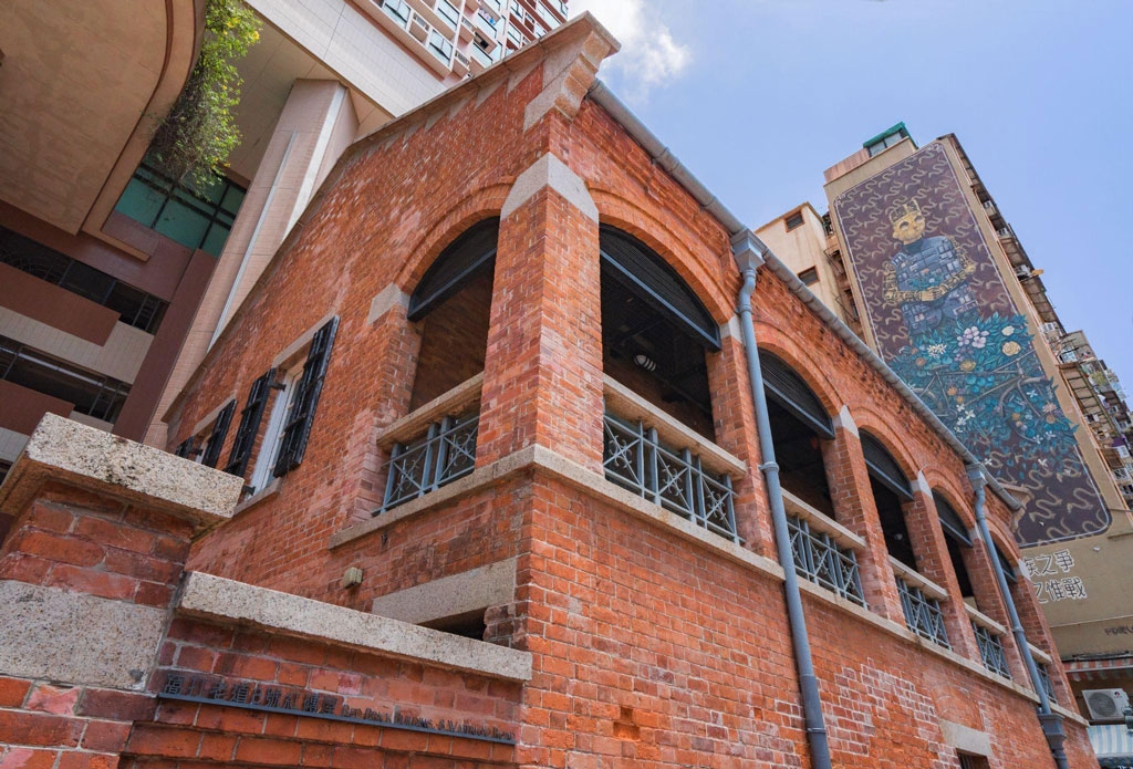 Dibangun pada tahun 1895, Red Brick Building sebelumnya adalah kantor insinyur untuk Water Pumping Station lama di Jalan Shanghai. Ini adalah bangunan Water Pumping Station tertua yang masih bernaung di bawah Departemen Pasokan Air Hong Kong