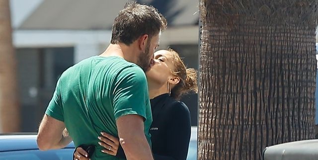 Jennifer Lopez dan Ben Affleck Berbagi Kecupan Penuh dengan Gairah setelah Kencan di Dunkin' Donuts