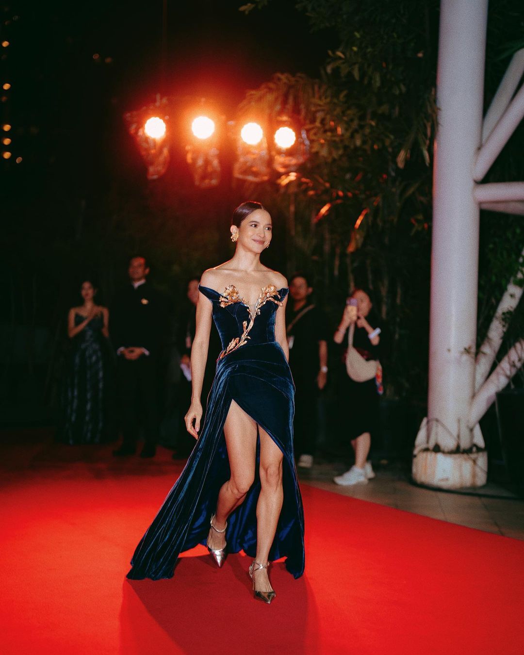 Putri Marino di malam pemutaran perdana Gadis Kretek