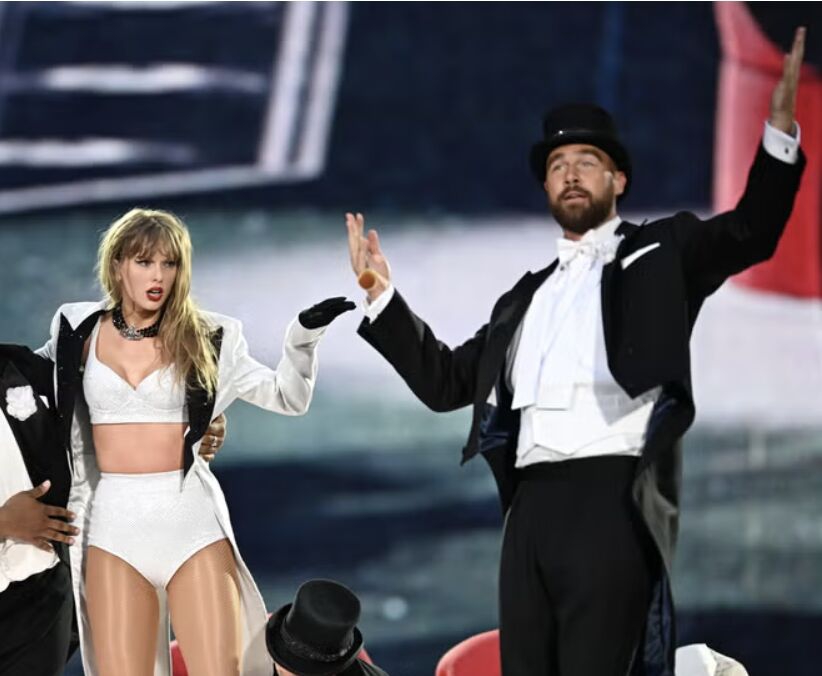 Ternyata Travis Kelce Juga Tampil Bernyanyi di Pernikahannya dengan Taylor Swift