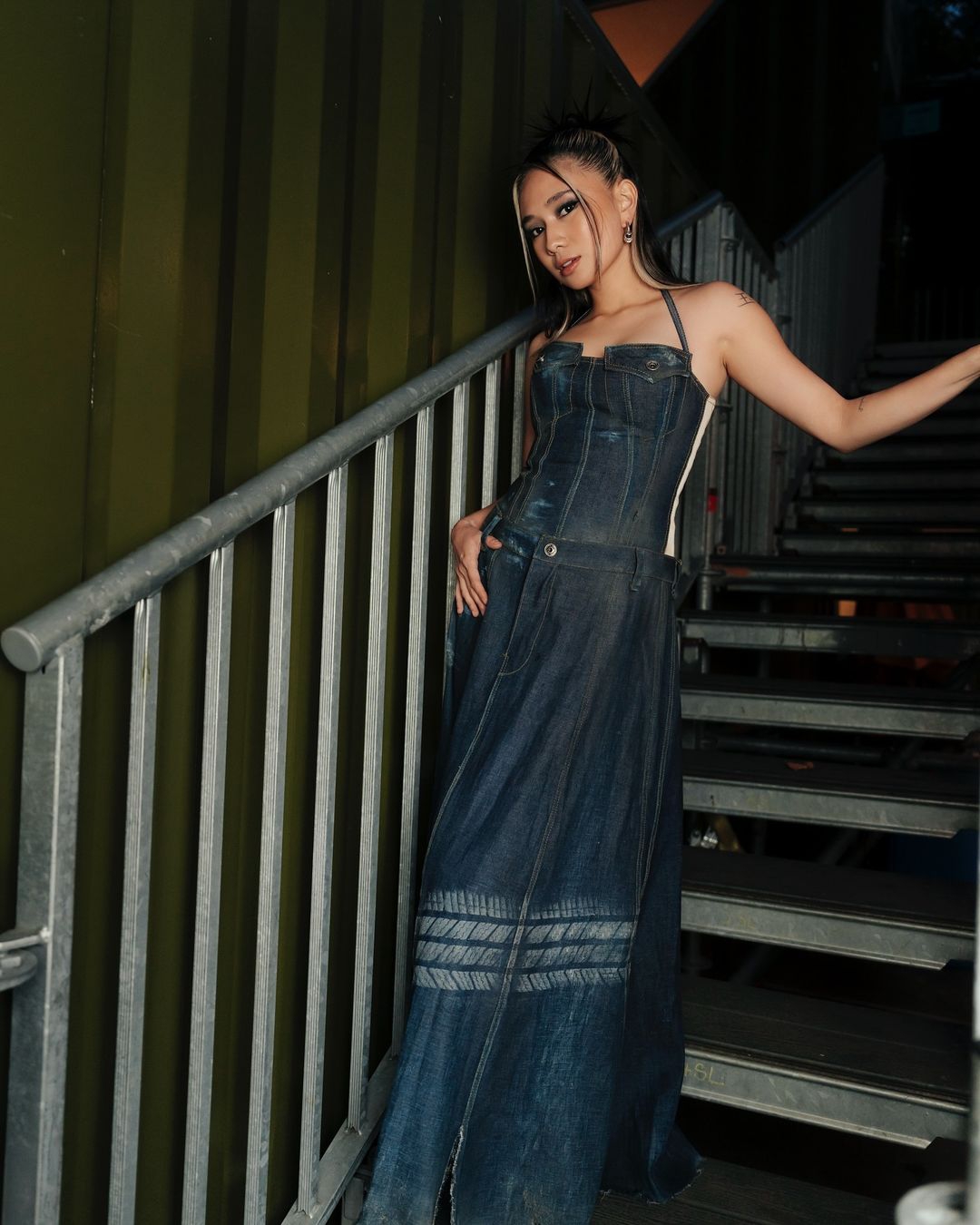 Inilah Desainer Dibalik Gaun Denim Niki Saat Buzz Tour