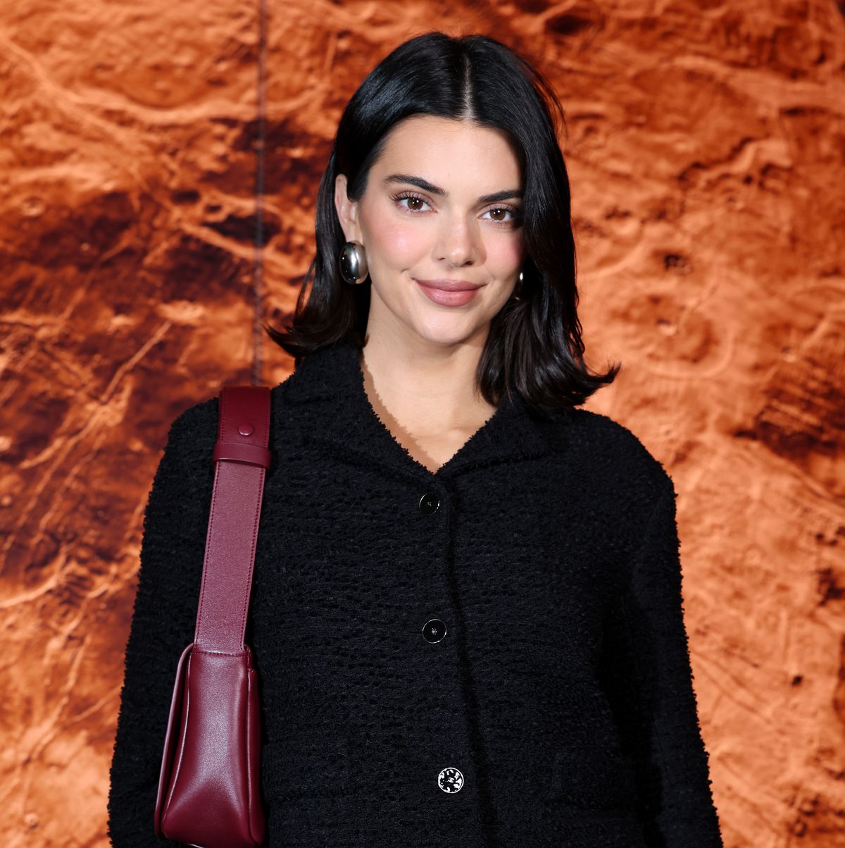 Kendall Jenner Menutup Pekan Mode dengan Busana Hitam Klasik pada Debut Matthieu Blazy di Chanel.
