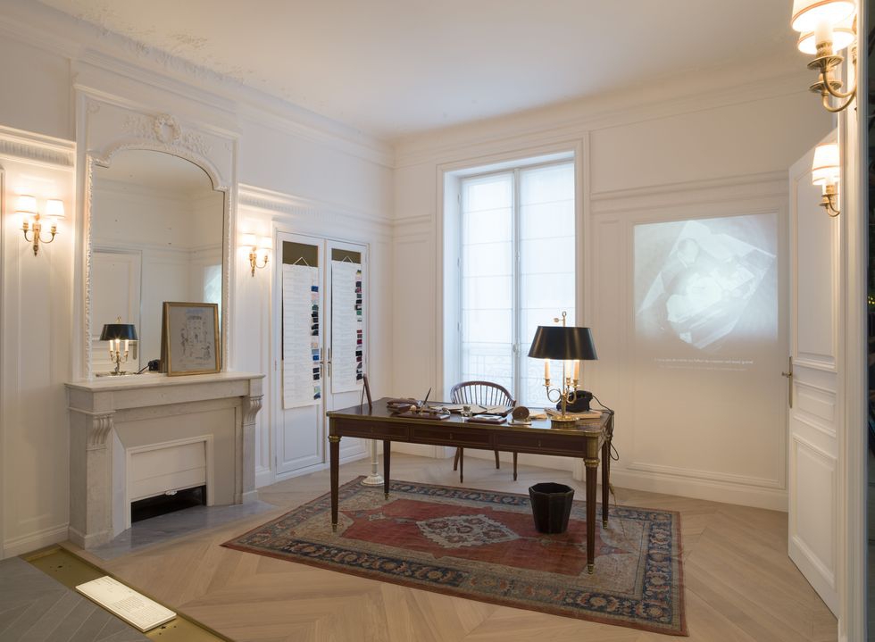 Rekreasi kantor Christian Dior dalam pameran
